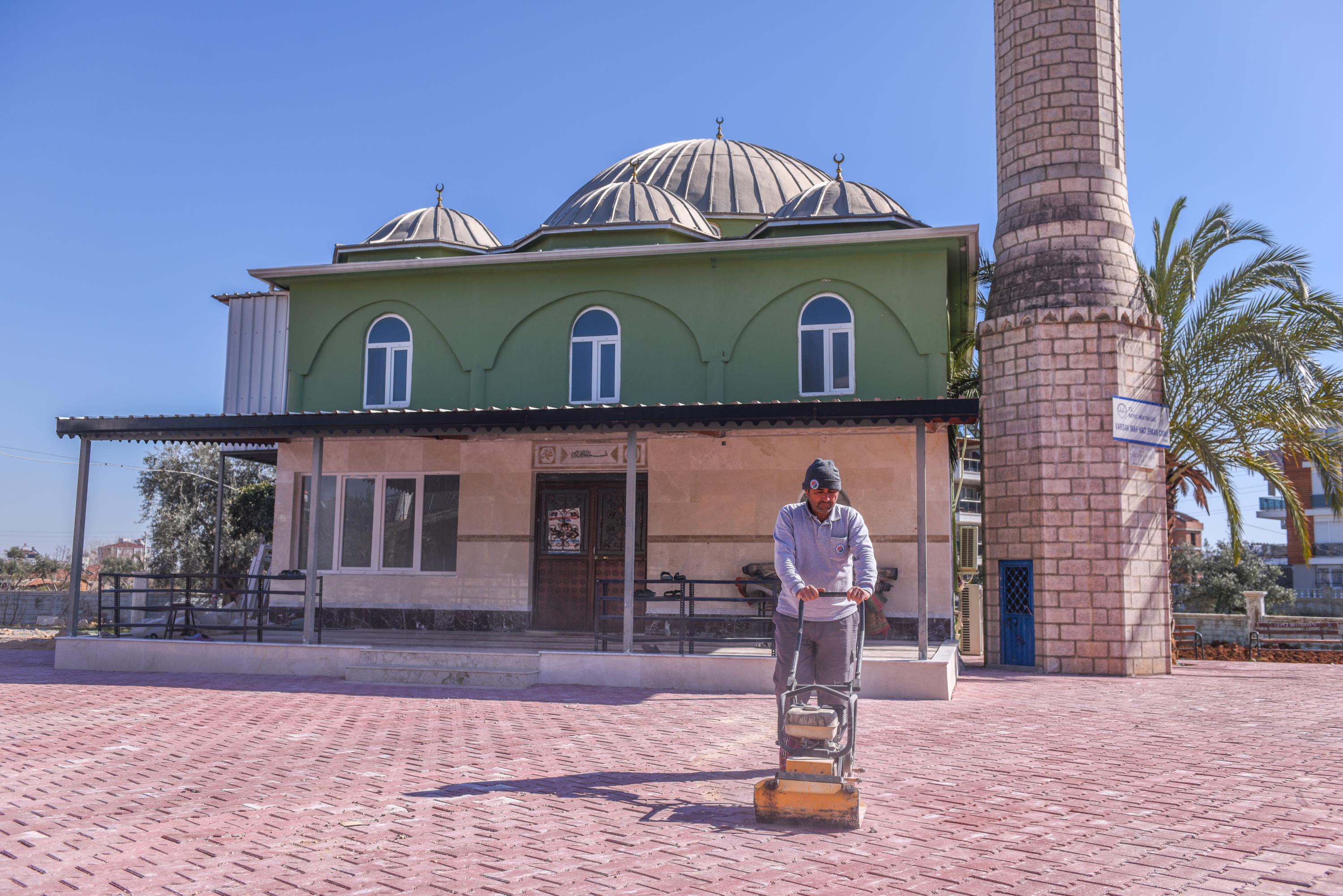 Kepez camilerin bahçesini güzelleştiriyor