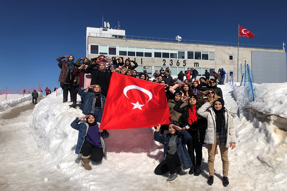 Türk Bayrağı açıp asker selamı verdiler