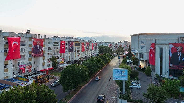 Tekelioğlu Caddesi bayraklarla donatıldı