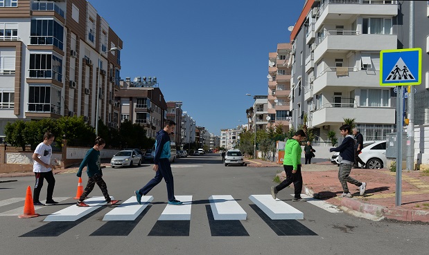 Okul önüne 3 boyutlu yaya geçidi