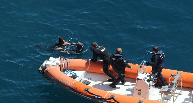 30 metrelik falezlerden atladı, bota çıkmamak için direndi