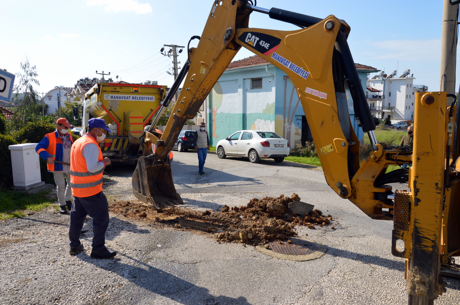 MANAVGAT BELEDİYESİ YOLLARI DÜZELTMEYE DEVAM EDİYOR