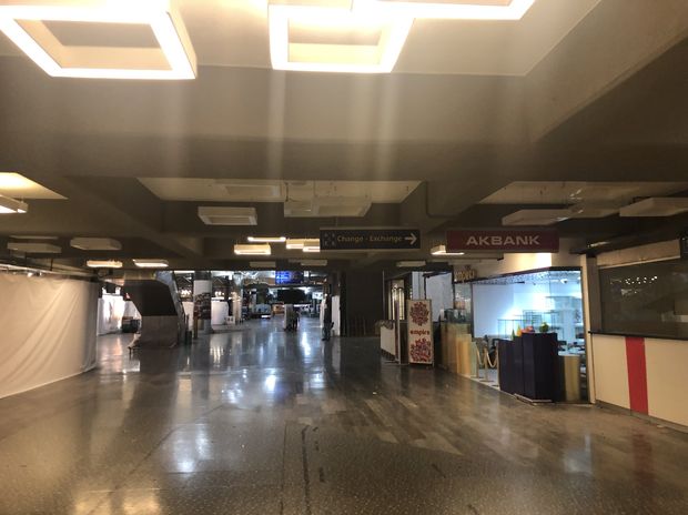 Kapanmış bir havalimanından izlenimler: Havalimanındaki hayalet