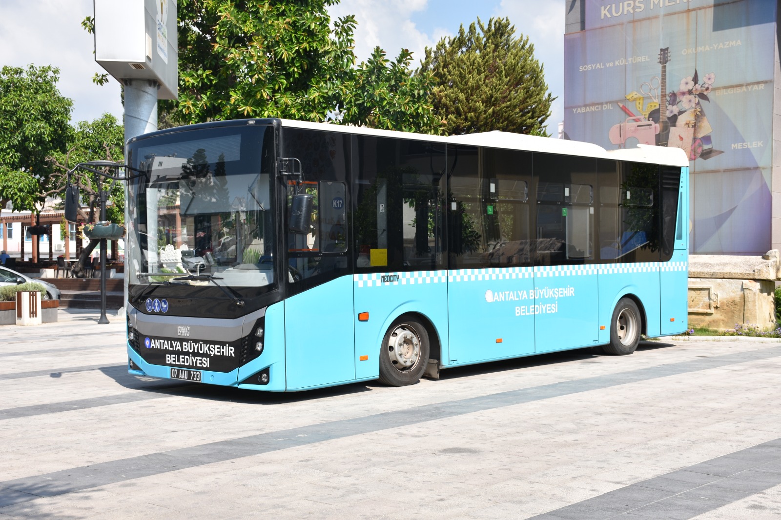 Başkan Böcek otobüs sözünü yerini getirdi  