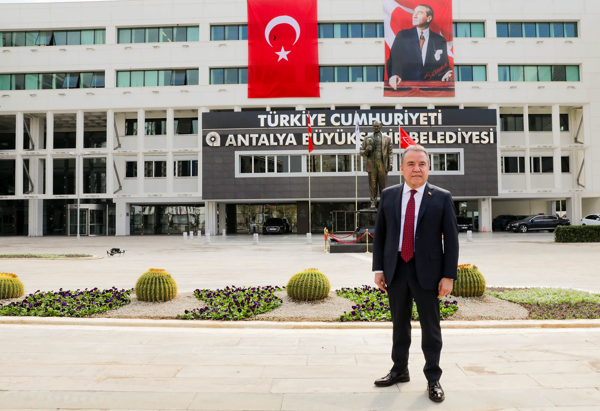 Antalya Büyükşehir Belediyesi  önüne Atatürk heykeli konuldu