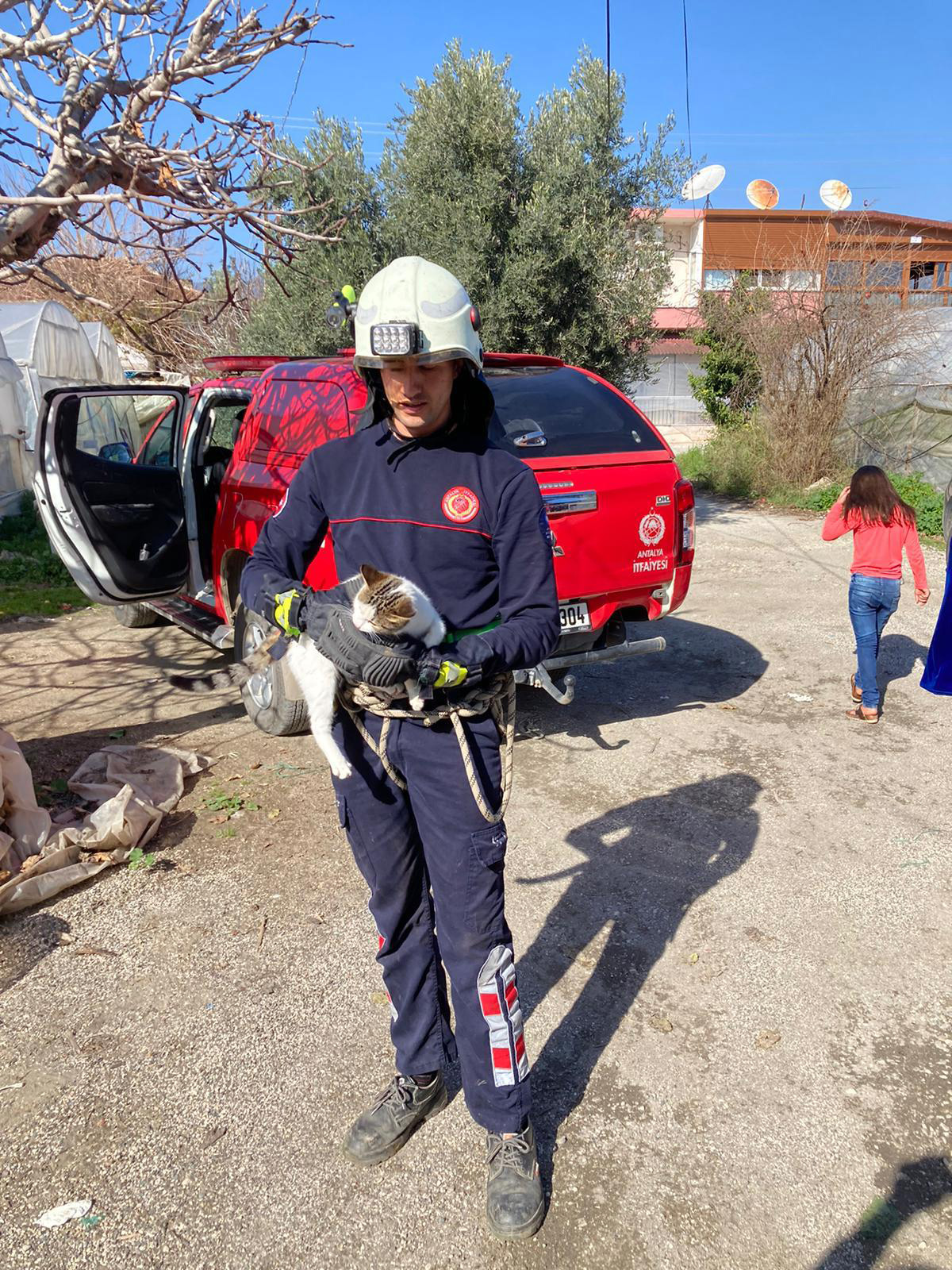 Demre İtfaiyesi'nden kedi kurtarma operasyonu