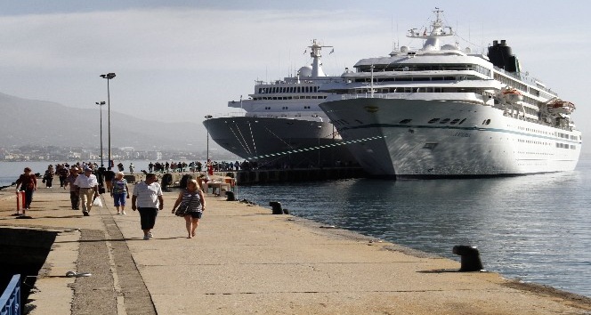 Alanya Limanı’na aynı anda 2 lüks gemi yanaştı 