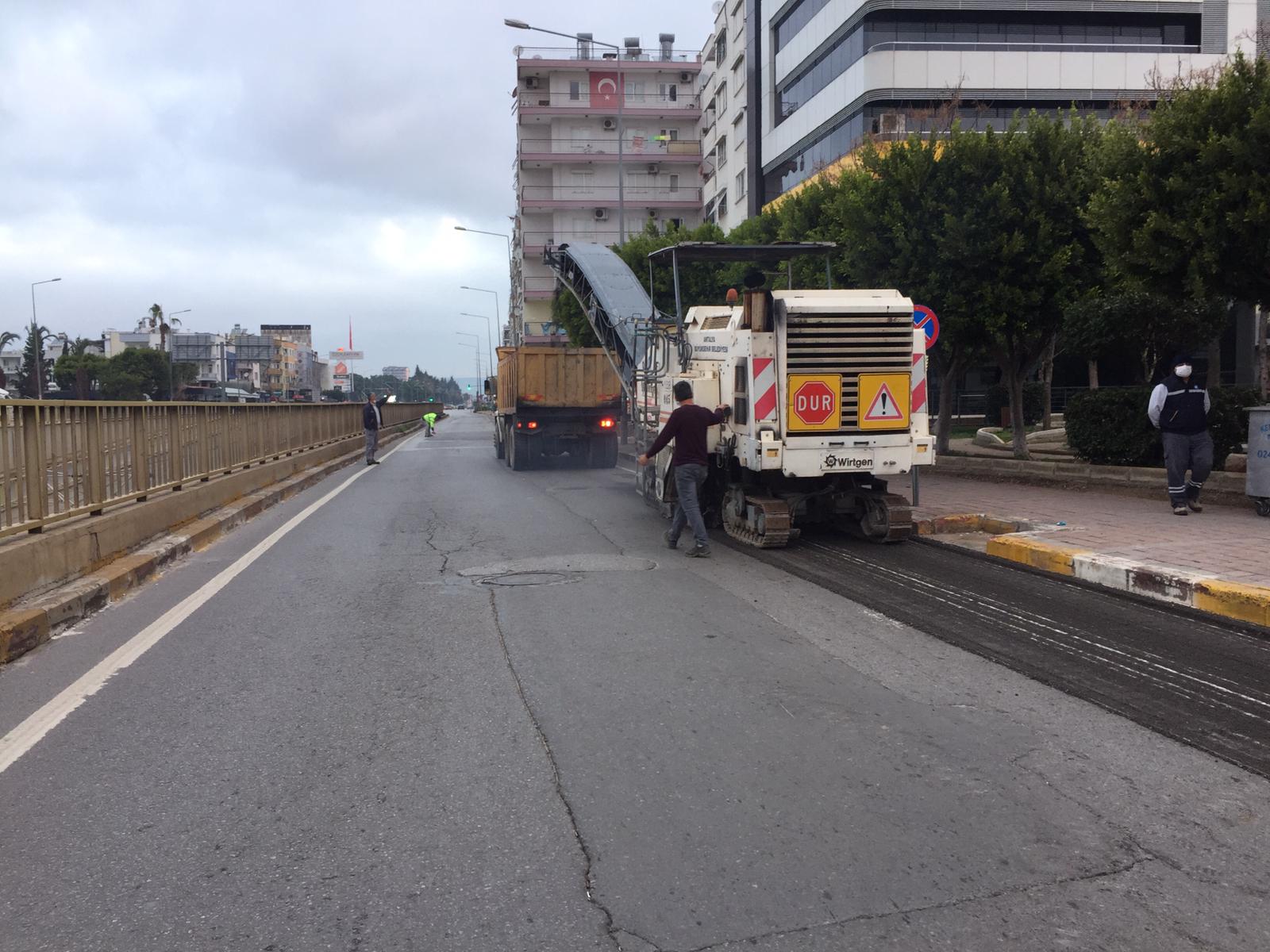  Büyükşehir'den kısıtlamada asfalt mesaisi