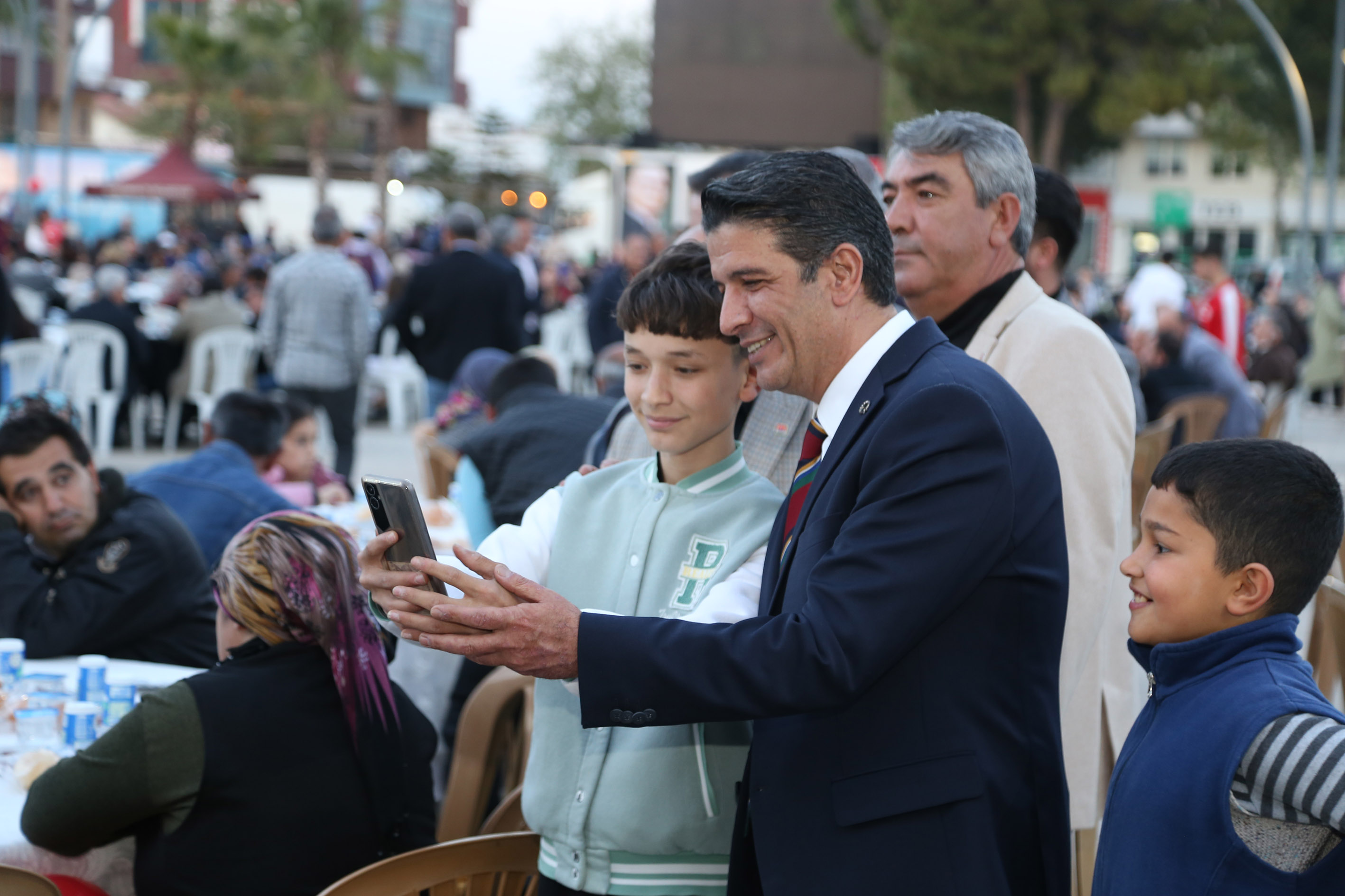 Döşemealtı Kent Meydanı’nda 5 bin kişi aynı anda iftar açtı