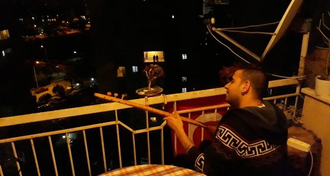 Sokağa çıkamayan vatandaşlar balkonlarda söyleyip oynadı