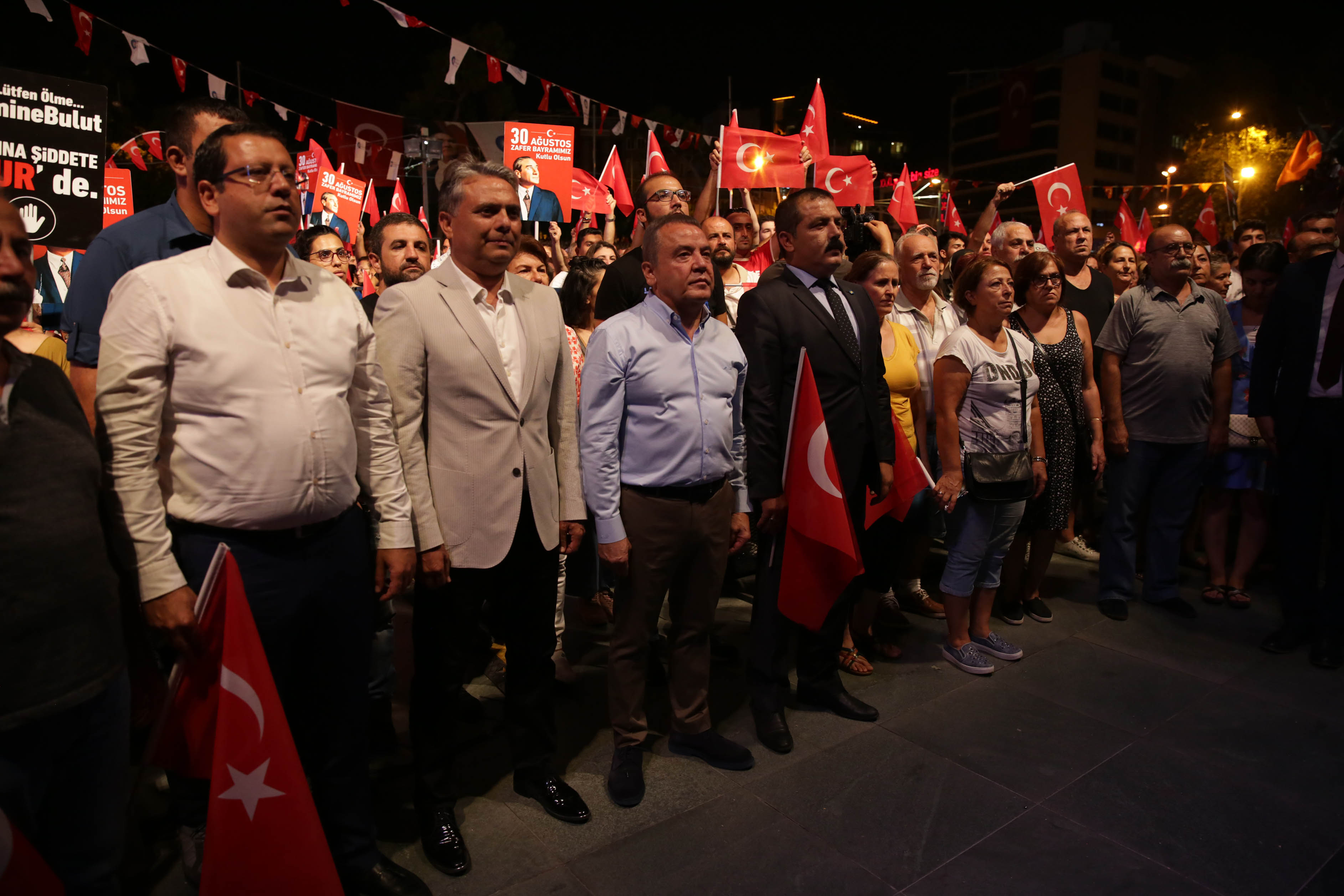 Zafer Bayramı Edip Akbayram konseriyle coşkuyla kutlandı