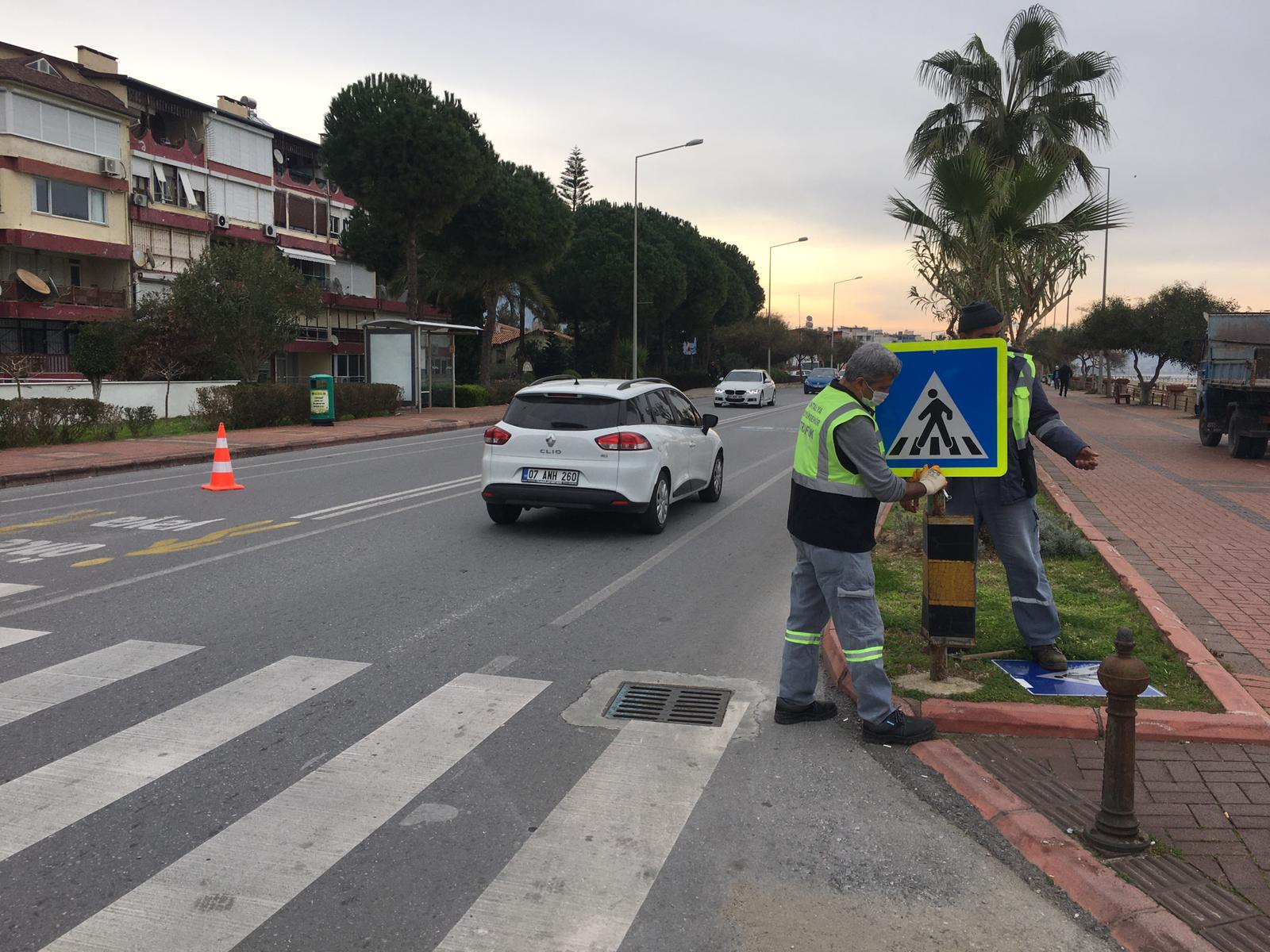 Alanya'da trafik levhaları tek tek elden geçiriliyor