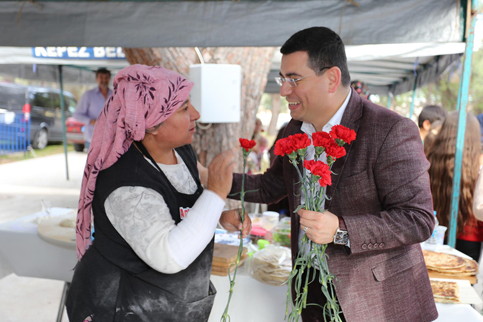 Tütüncü den Dünya Kadınlar Günü’nde kadınlara kırmızı karanfil