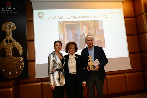 Antalya’da Yılın Kadını Ödülü Suna Kıraç’a Verildi