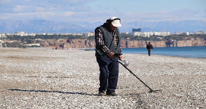 Antalya’da dünyaca ünlü sahilde define avı 