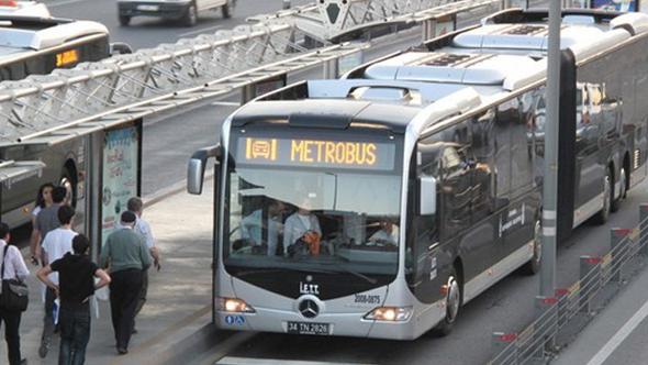 Metrobüs turnikesinin önünde bekliyorlar! Aylık kazançları 5 bin lira    