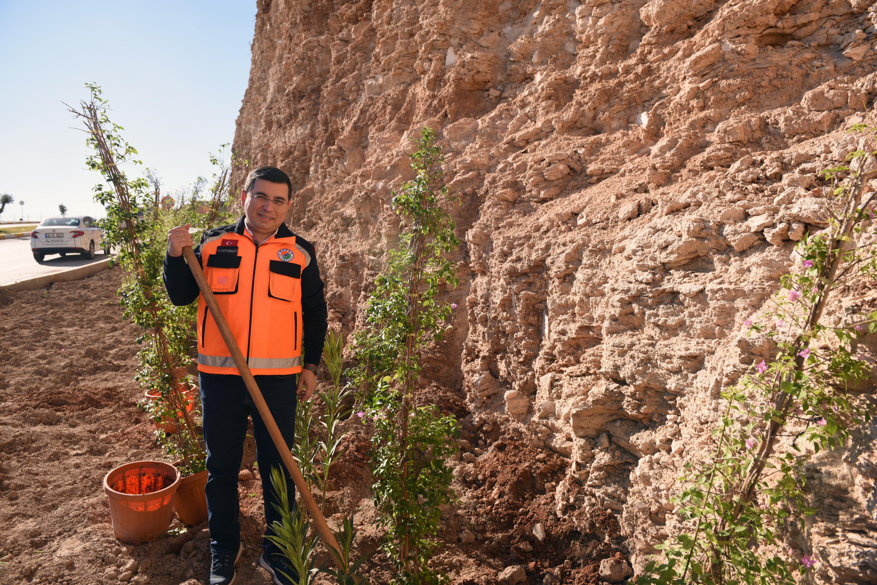 Kepez’den Masa Dağı’na 12 bin adet çiçek