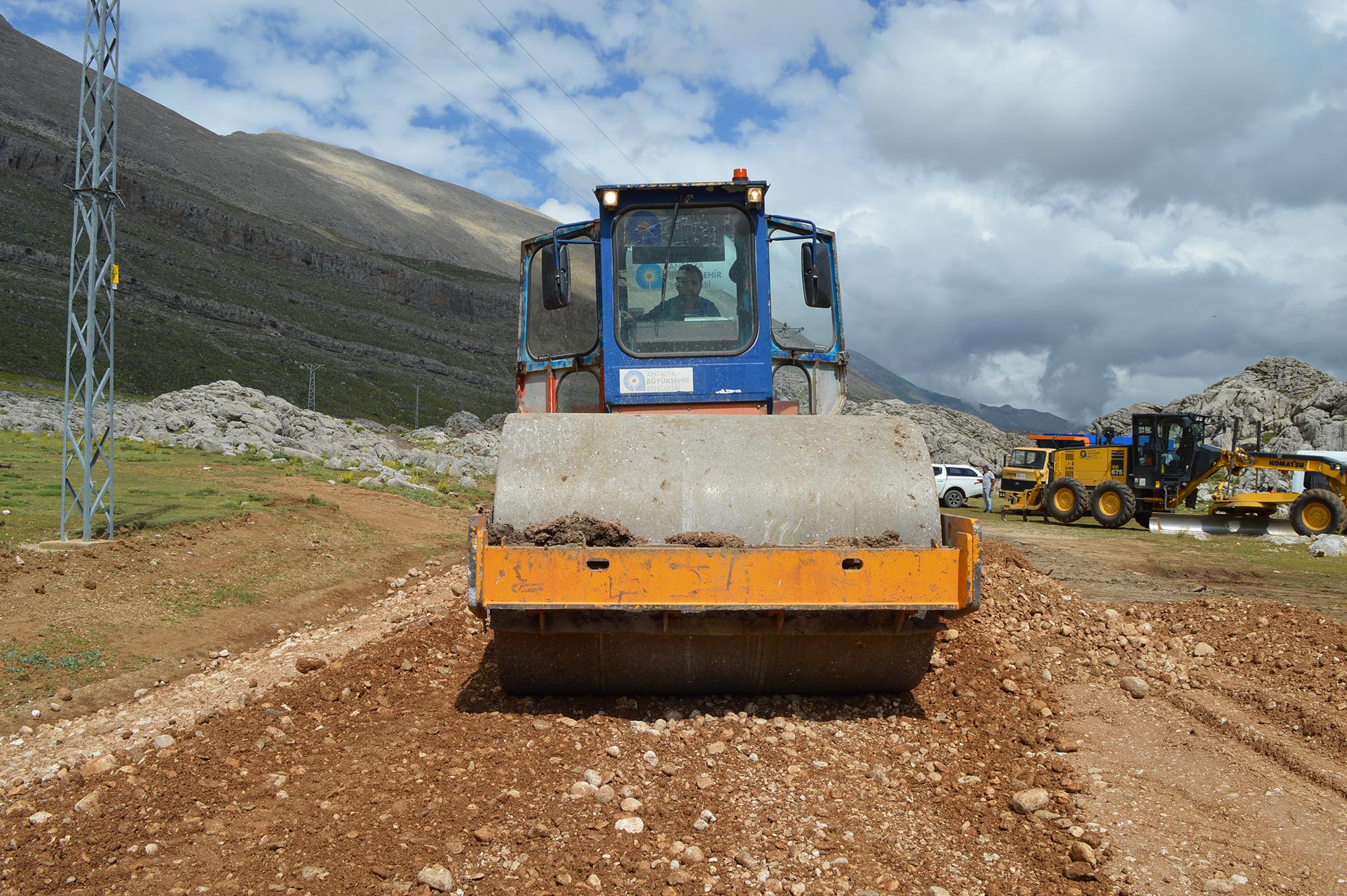 Söbüçimen yayla yoluna bakım yapılıyor